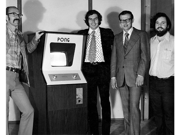 Od lewej: Ted Dabney, automat PONG, Noal Bushnell, Fred Marincic, Al Alcorn.