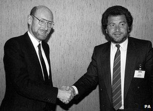 Sir Clive Sinclair i Alan Sugar podczas konferencji dotyczącej sprzedaży działu kompuerowego Sinclair Research Ltd.