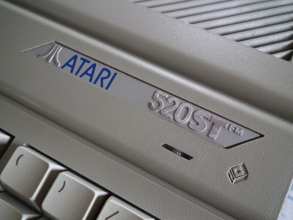 Atari 520STFM posiadało wbudowaną stację dysków 3.5 o pojemności 360 KB i modulator TV.