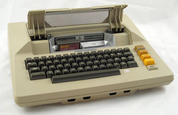 Atari 800 z otwartą pokrywą kartridźy.