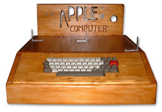 Apple 1, w górnej części widoczne są uchwyty i złącza monitora