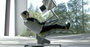 Jak pracować przy komputerze leżąc? Altwork Station ocali przed chorobami kręgosłupa