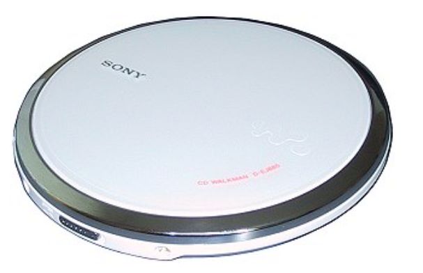 Sony D-EJ885. Discman zasilany dwoma bateriami AA umożliwiał słuchanie muzyki przez blisko 110 godzin. Obsługiwał mp3 i miał wyglądać futurystycznie. Niestety był już rok 2003 i od dwóch lat świat zachwycał się już iPodem i odtwarzaczami mp3.