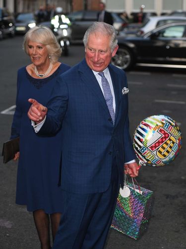 Książę Karol z urodzinowym balonem i prezentem od księżnej Camilli
