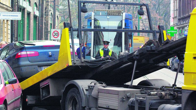 Holowanie auta w święto to 480 zł. Do tego dochodzi  koszt mandatu i postoju na parkingu