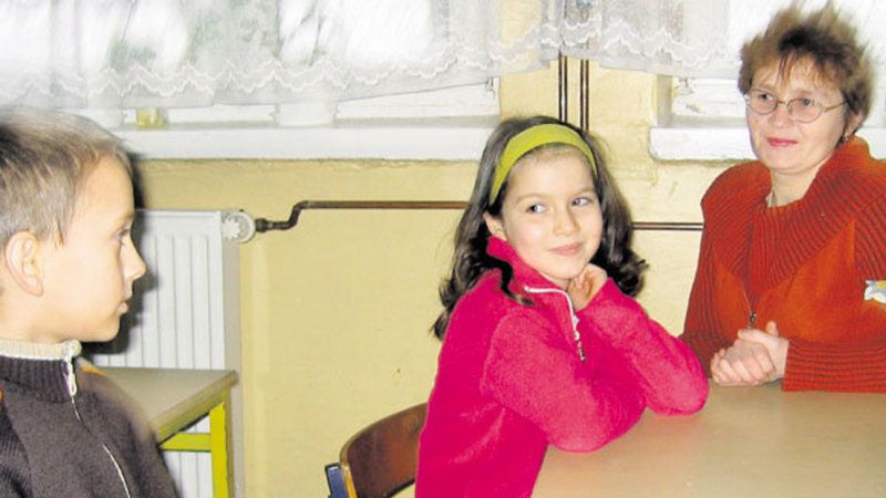 Beata Starzyńska prowadzi lekcję z dwójką uczniów