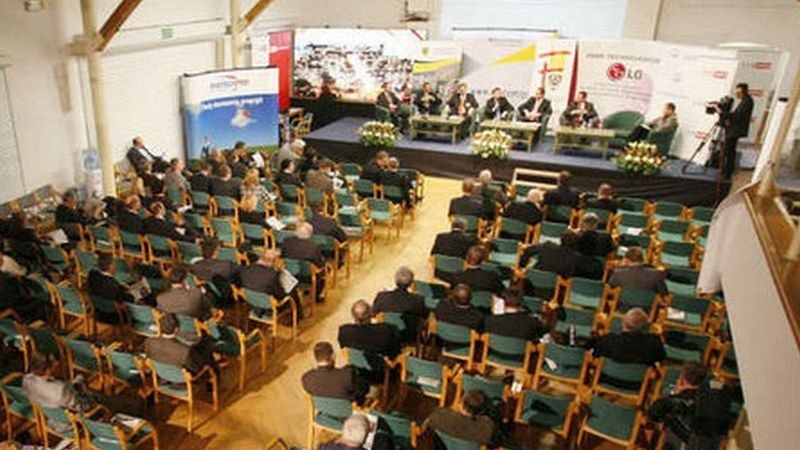 Co roku Forum w Krzyżowej przyciąga rzecze samorządowców i biznesmenów)