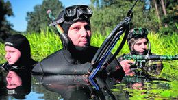 Daniel Sielowski, prezes świeżo zawiązanego Stowarzyszenia Spearfishing Poland wraz z kolegami: Jackiem Garbaczem (z lewej) i Rogerem Anderką
