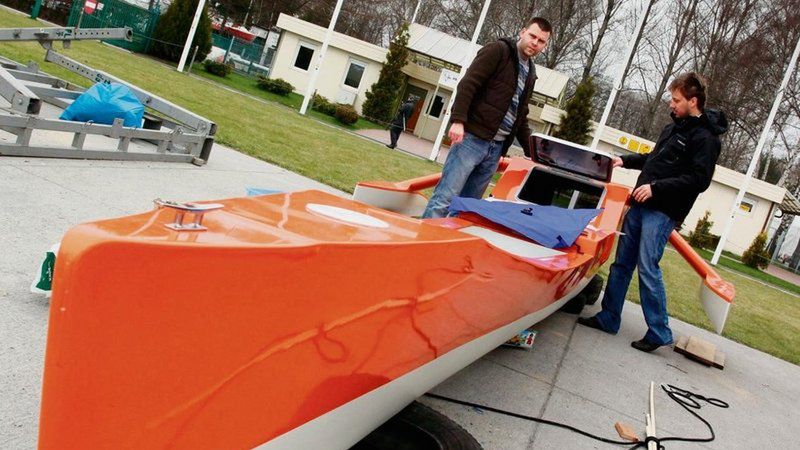 Tym kajakiem Marcin Gienieczko (na zdj. z lewej) chce pokonać m.in. Cieśninę Bassa