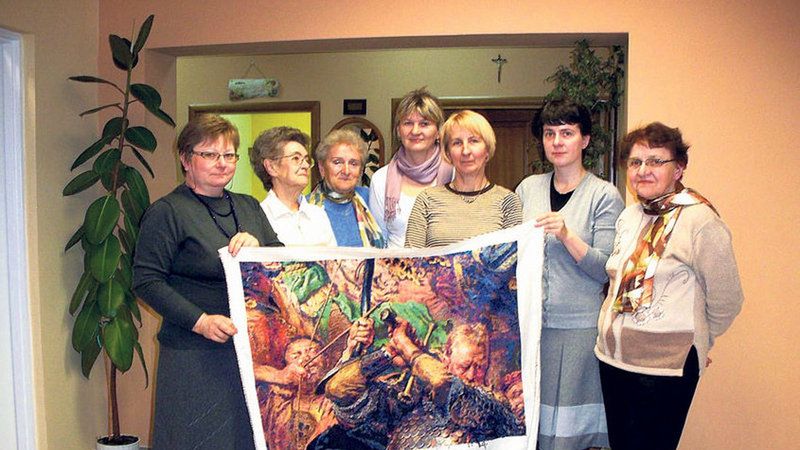 Dwanaście kobiet z pabianickiego Koła Haftu Krzyżykowego &#8222;Mulinka&#8221; wyszywa haftem krzyżykowym kopię obrazu Jana Matejki &#8222;Bitwa pod Grunwaldem&#8221;.