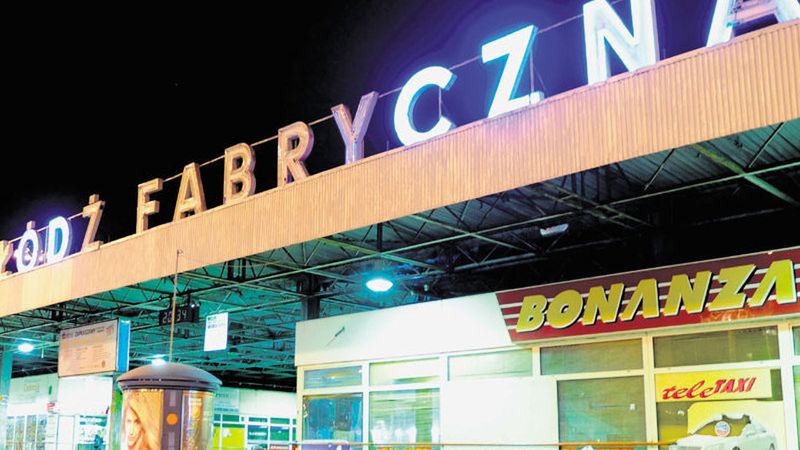 Neon może zawisnąć w przejściu podziemnym