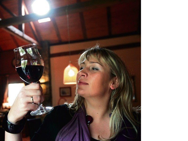 Sylwia Gabryś  próbuje swoje wino.