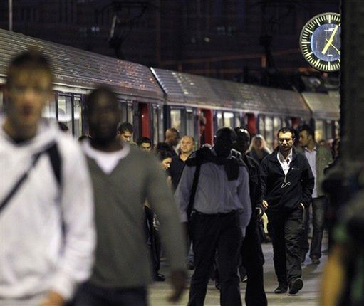 Ewakuacja dworca - alarm bombowy w Paryżu