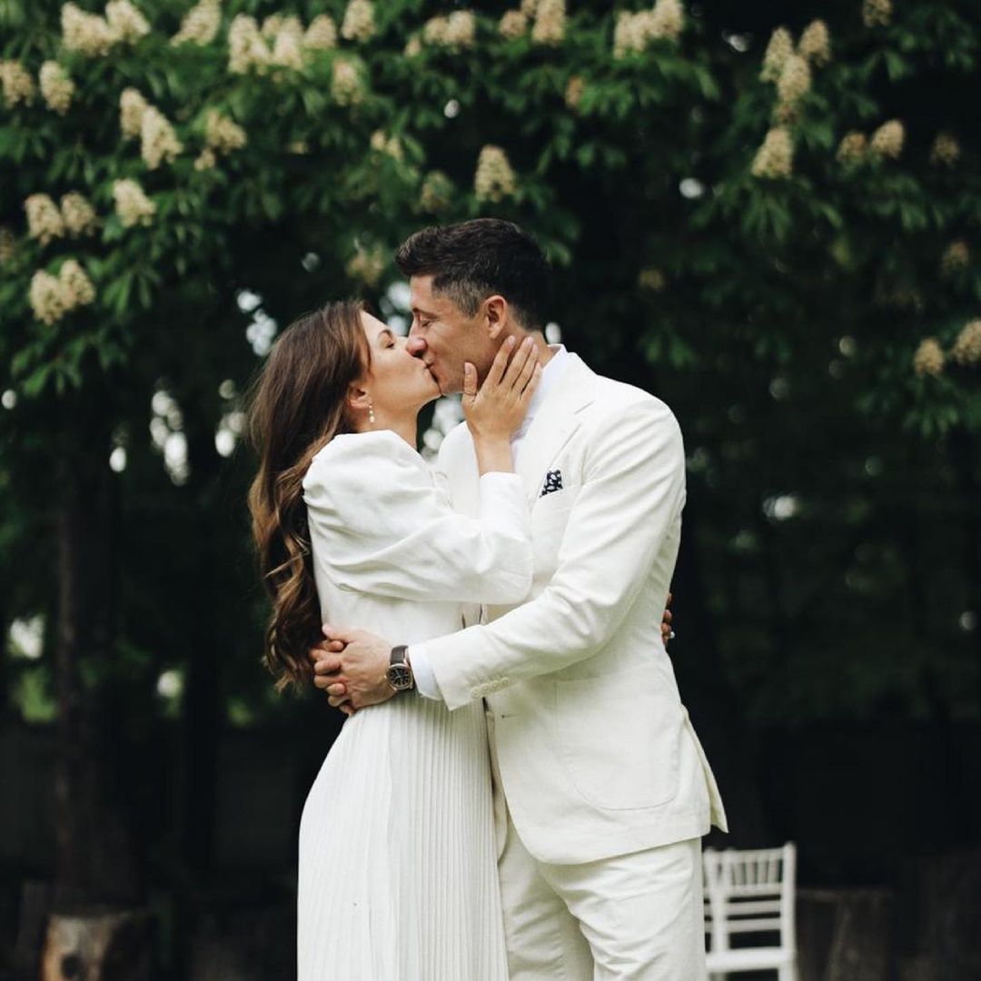 Anna i Robert Lewandowscy w białych strojach