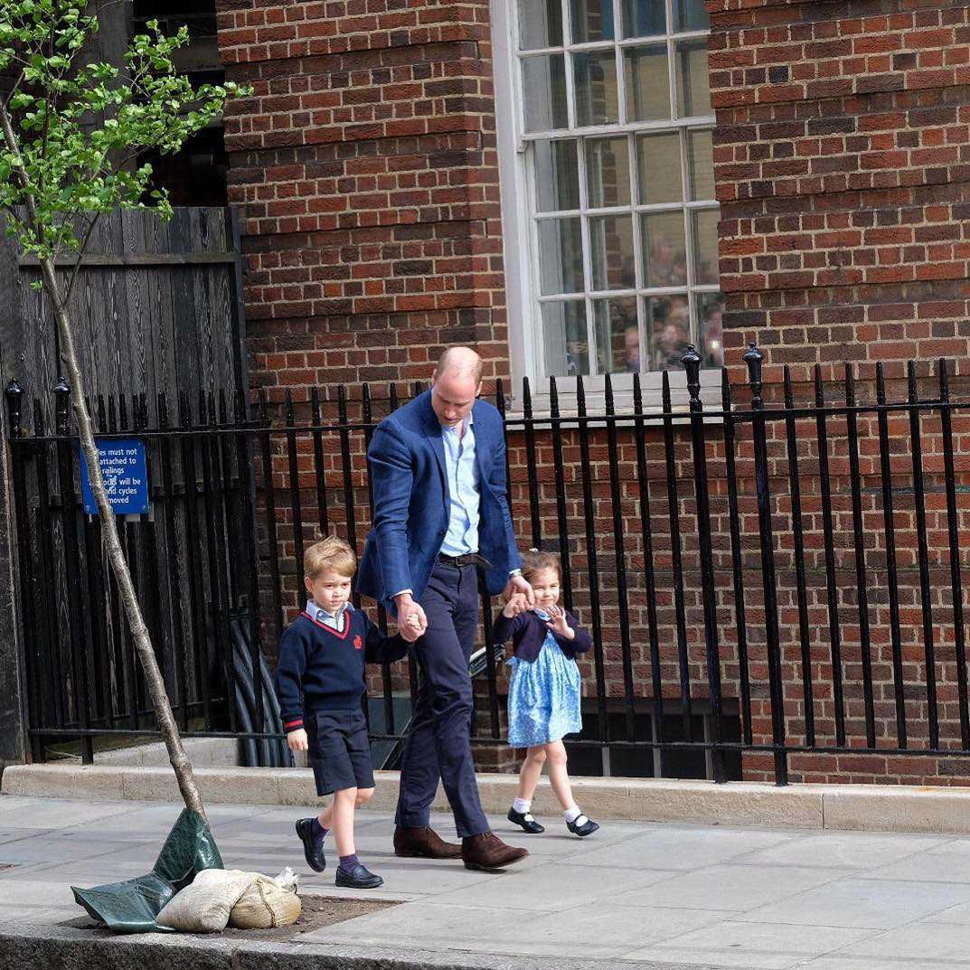 Książę William z księciem George'em i księżniczką Charlotte w drodze do szpitala