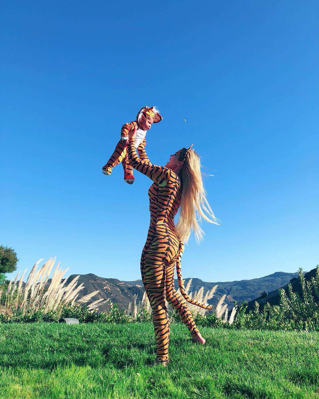 Khloe Kardashian przebrała True Thompson w pięć różnych kostiumów na Halloween 2018