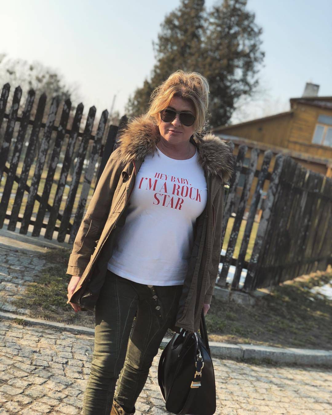 Beata Kozidrak w obcisłym topie z nadrukiem w Kazimierzu