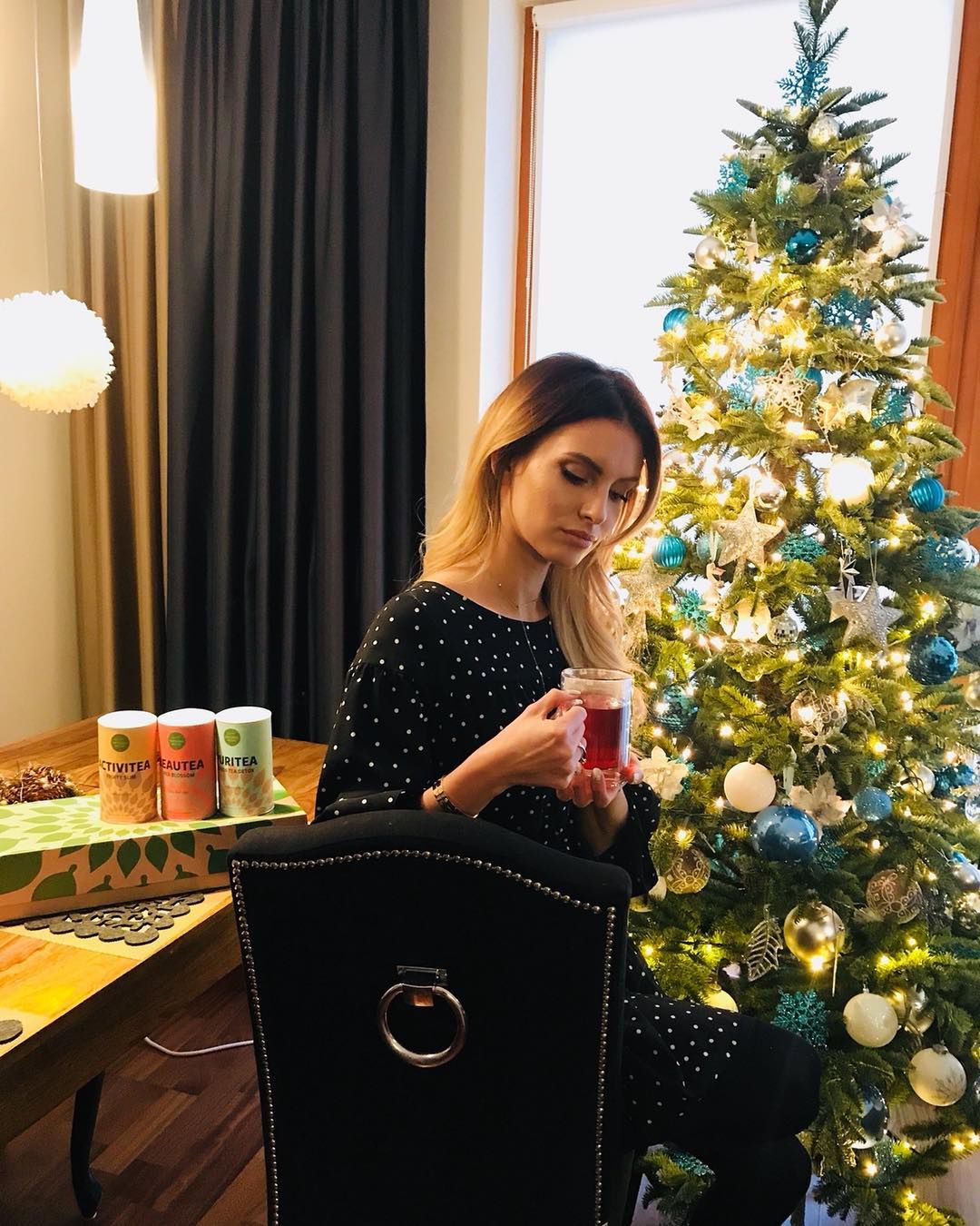 Dominika Grosicka w świątecznej kreacji pakuje prezenty