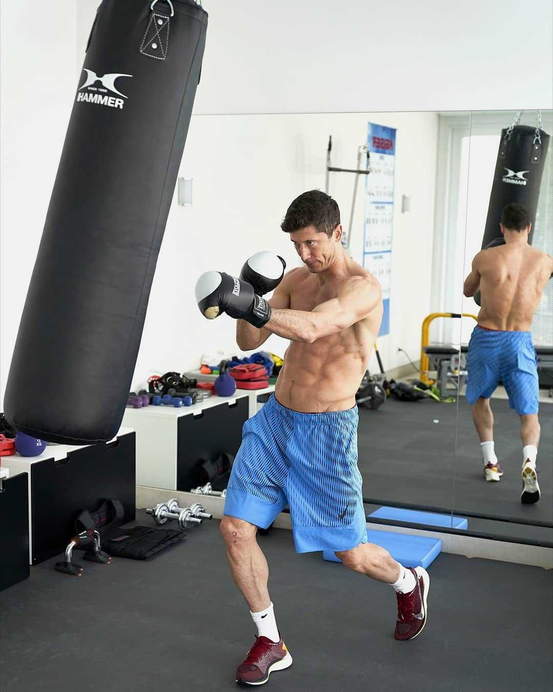 Robert Lewandowski bez koszulki