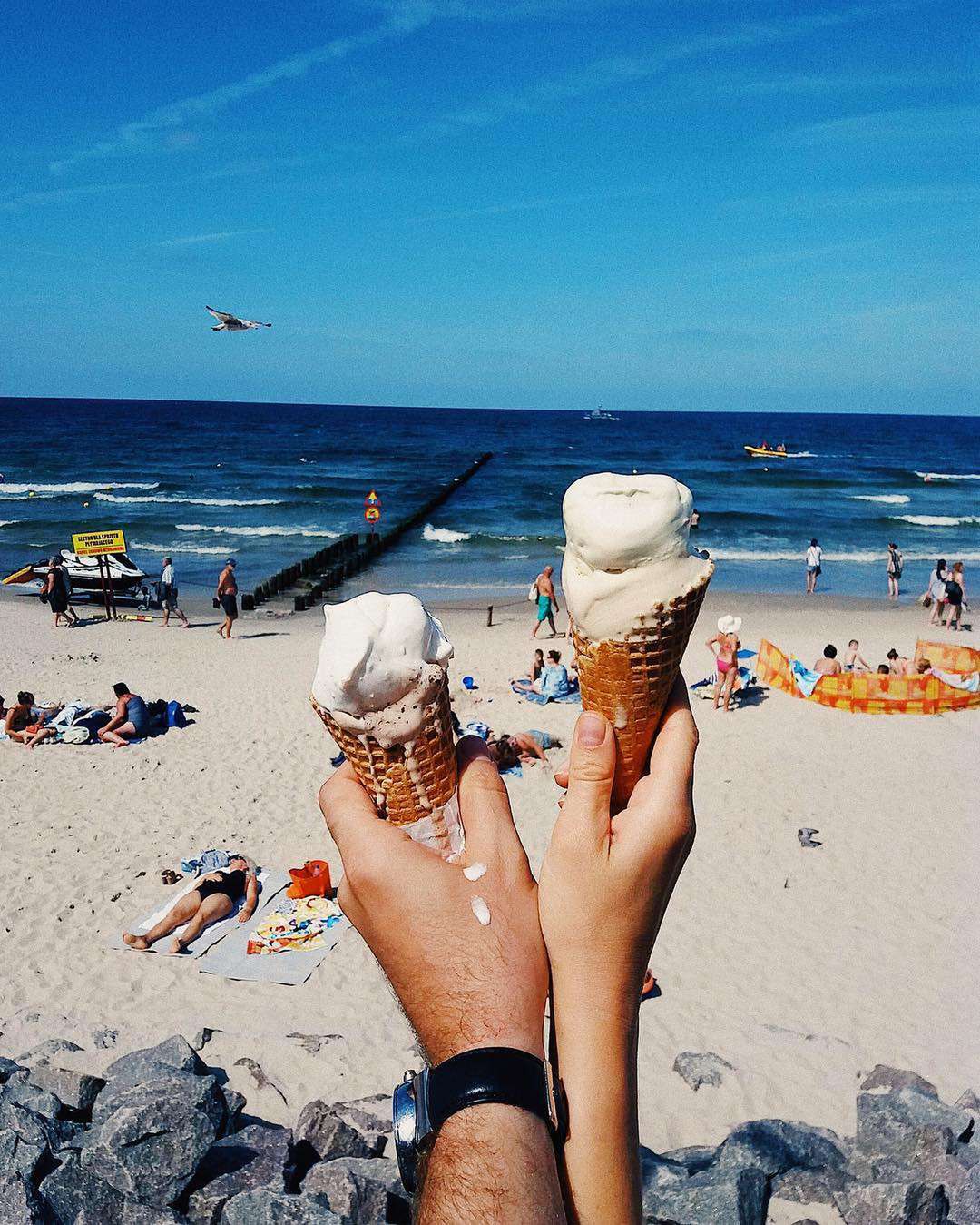 Magdalena Lamparska w stroju kąpielowym na plaży