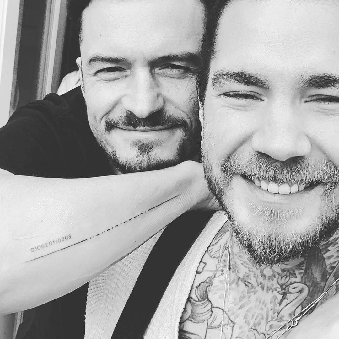 Orlando Bloom z tatuażystą