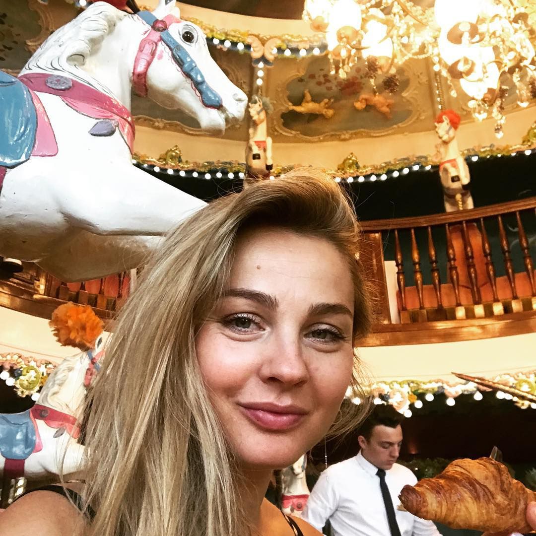 Ciężarna Małgorzata Socha pozdrawia z karuzeli