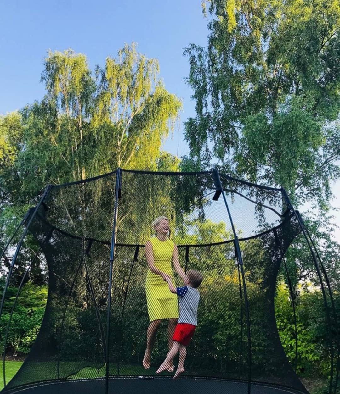 Małgorzata Kożuchowska z synkiem skacze na trampolinie
