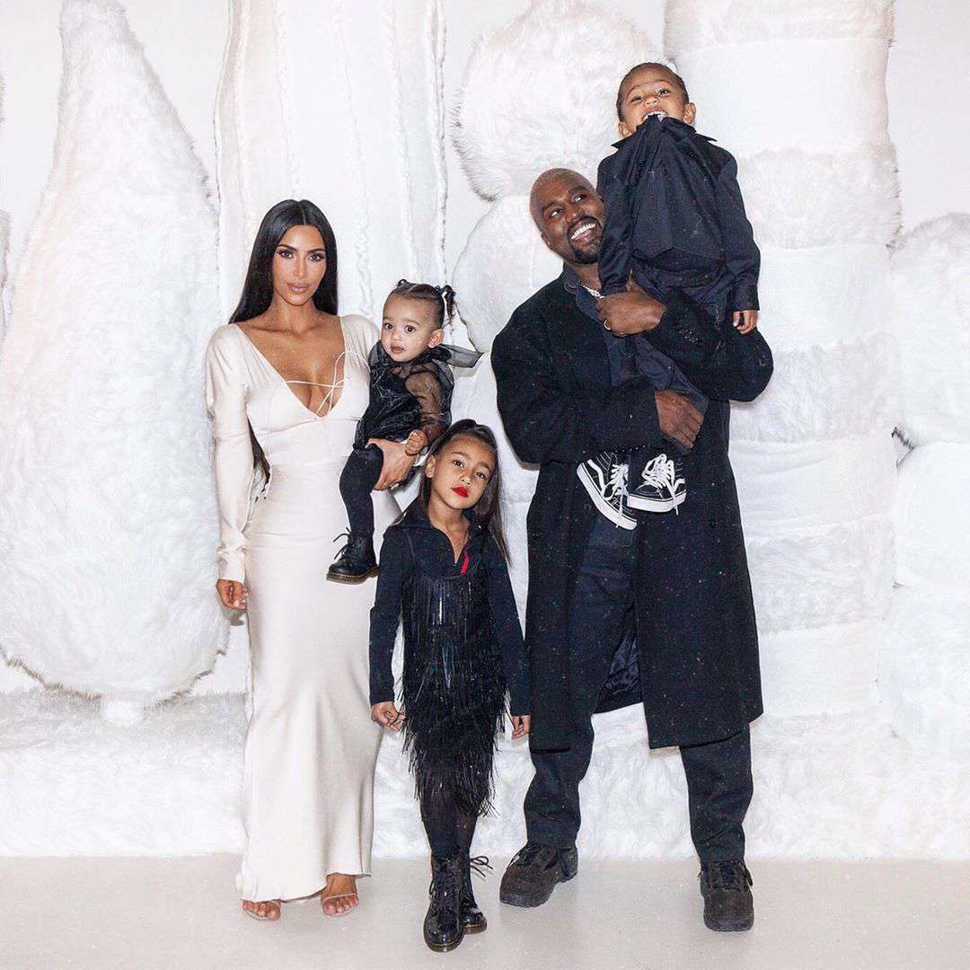 Kim Kardashian, Kanye West, North West, Chicago West i Saint West na świątecznej sesji