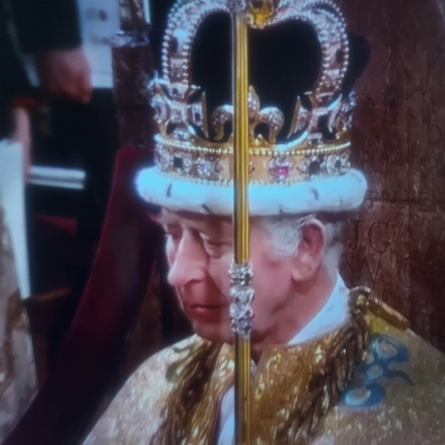 Król Karol III podczas swojej koronacji (fot. zrzut ekranu z telewizji)