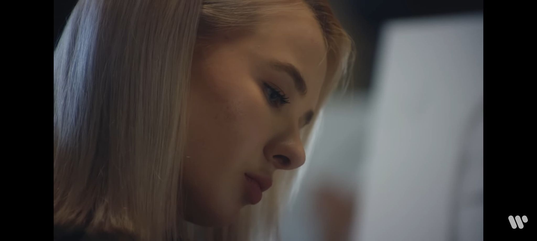 Marcelina Szroeder w piosence Powinnam?