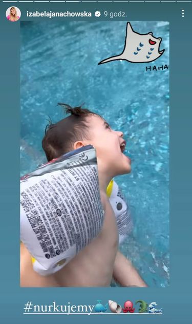 Synek Izy Janachowskiej uczy się pływać
