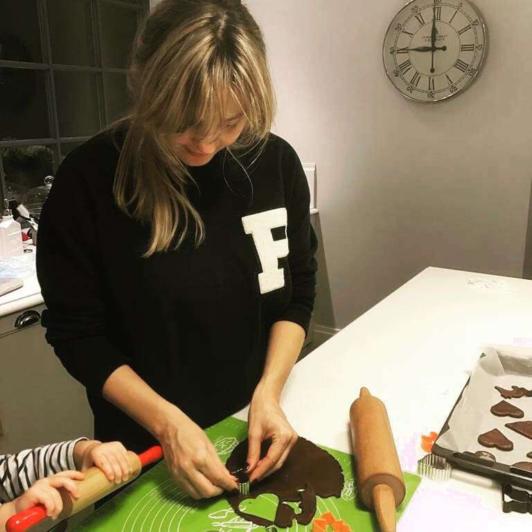 Małgorzata Socha z córką piecze ciastka