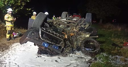 Nissanem prosto w drzewo, a później dachowanie