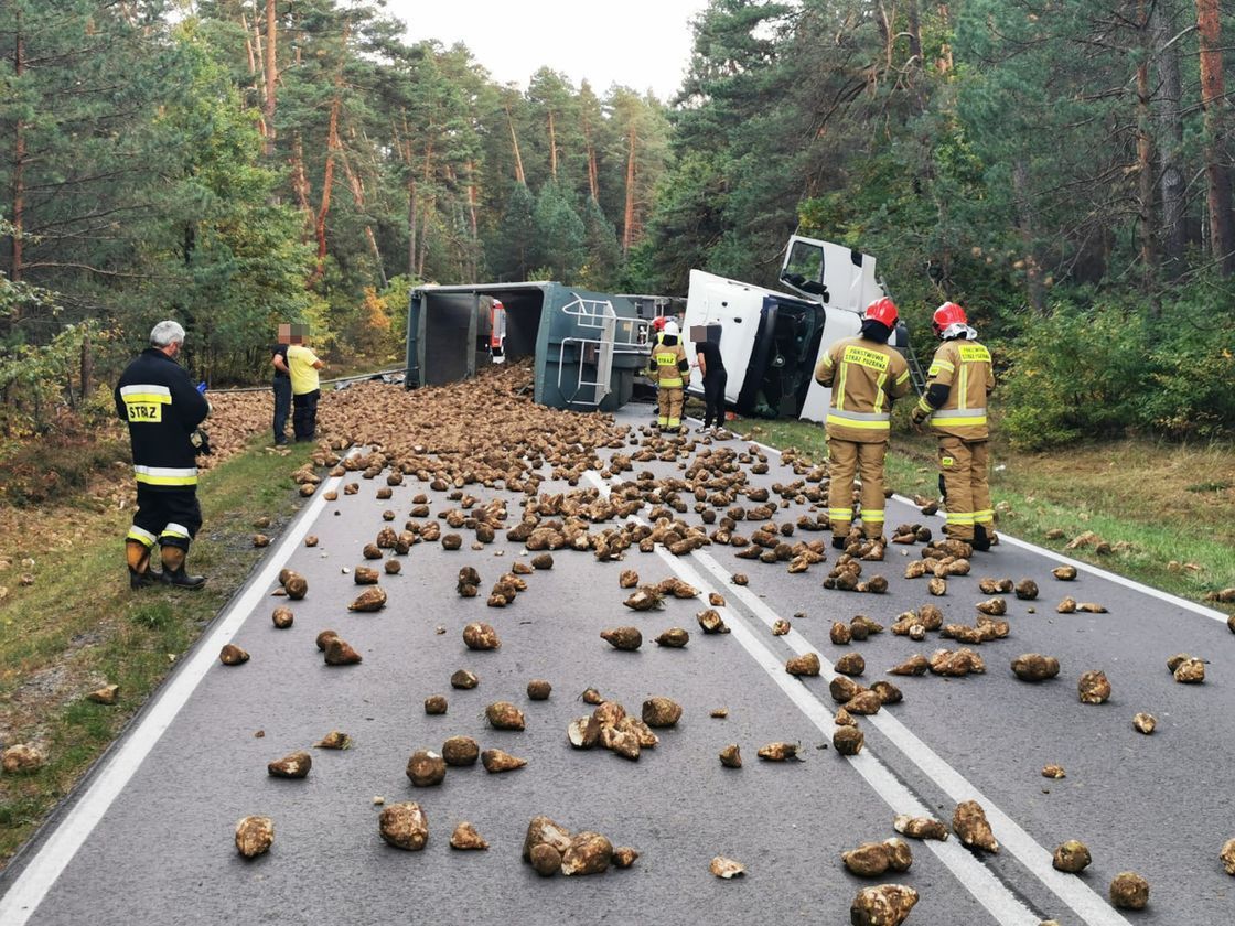 Wypadek ciężarówki z burakami – rozsypany ładunek blokuje drogę