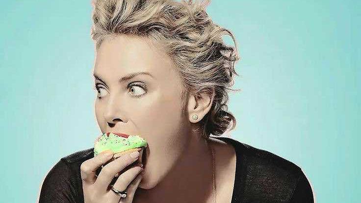 Charlize Theron wychowuje syna jak dziewczynkę.