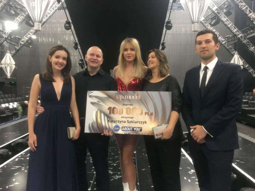 Kasia Szklarczyk po Top Model świętowała zwycięstwo m.in. z rodziną, po lewej jej siostra