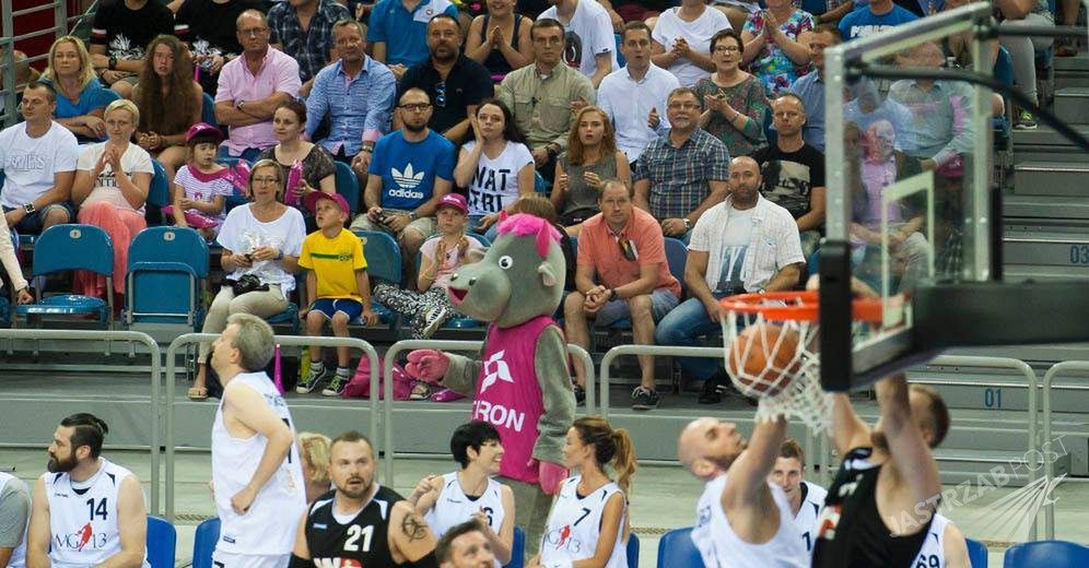 Ewa Kopacz na meczu Gortat vs Wojsko Polskie