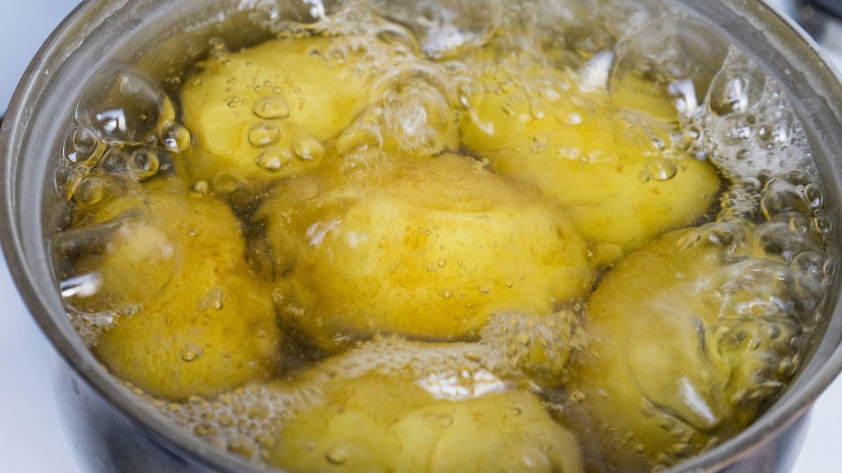 Czy ziemniaki wrzucamy do zimnej czy gorącej wody? Pewnie popełniasz ten błąd