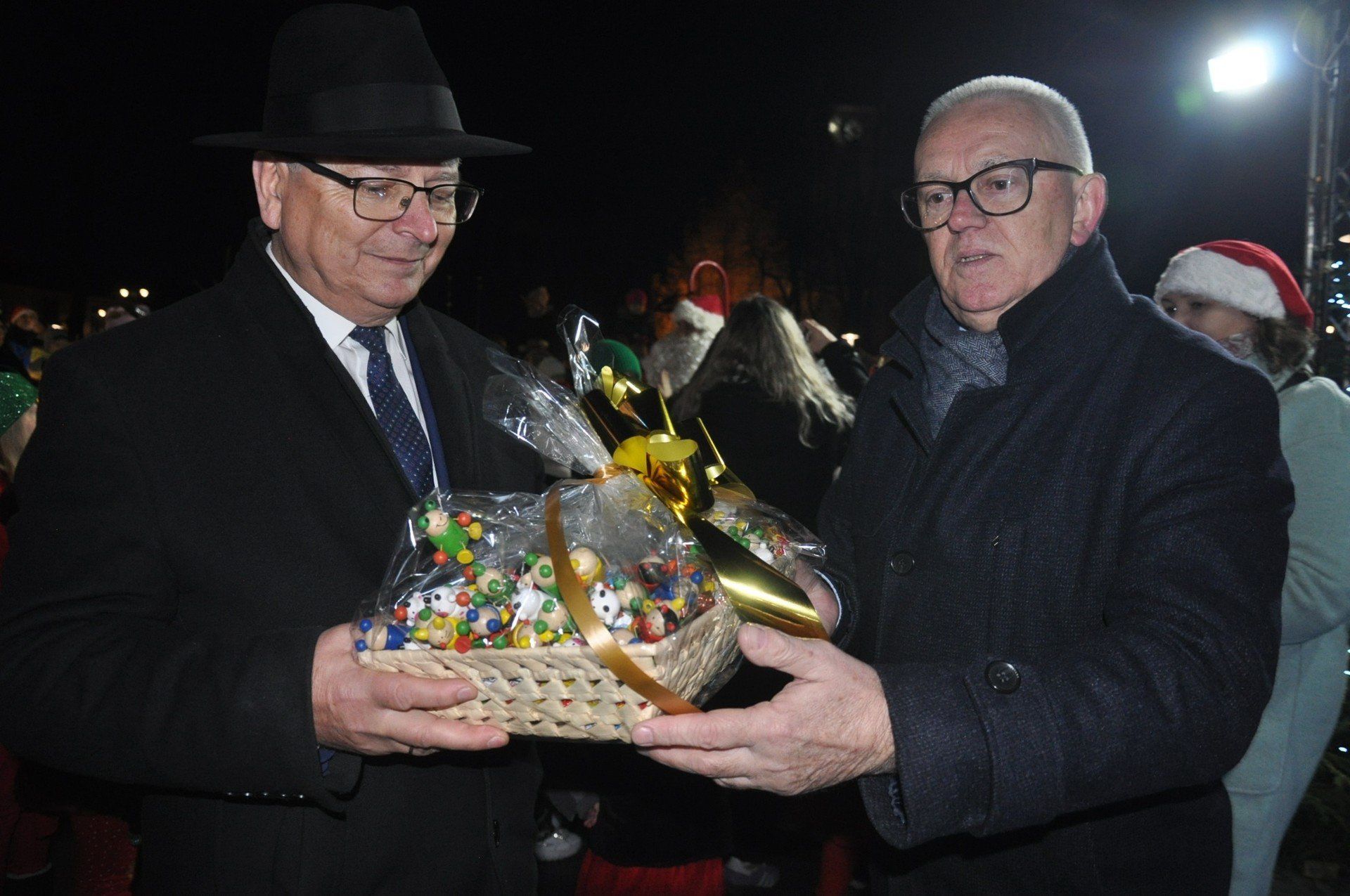 Słodyczami częstowali dzieci burmistrz Krzysztof Obratański i jego zastępca Krzysztof Jasiński.