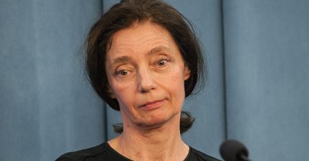 Miała 60 lat, gdy urodziła bliźnięta. Dzieci dopytują o tatę