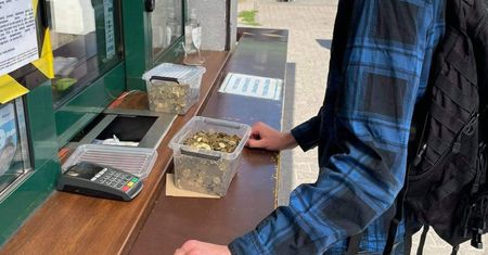 Nie mogli mu odmówić. Poznaniak na półtorej godziny zablokował jedyne czynne okienko