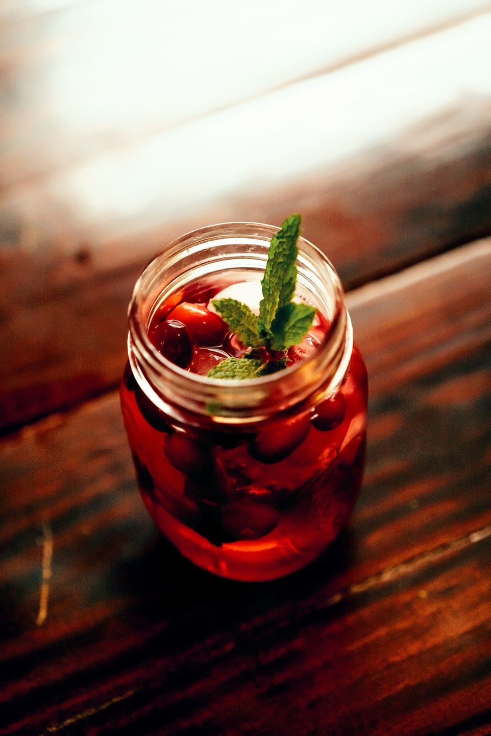 Sok z żurawiny nie tylko na zapalenie pęcherza. To naturalny antybiotyk, który działa odmładzająco, wspomaga pracę serca i wspiera trawienie