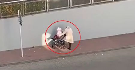 Nagrała ją z ukrycia. Szok, jak opiekunka "zajmowała się" dzieckiem