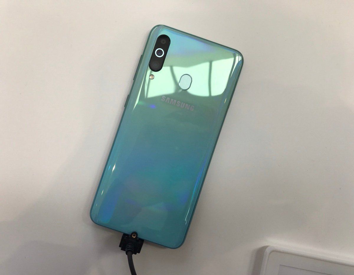 Samsung Galaxy A60 oficjalnie. Ma panel Infinity-O i ekranowy głośnik 3