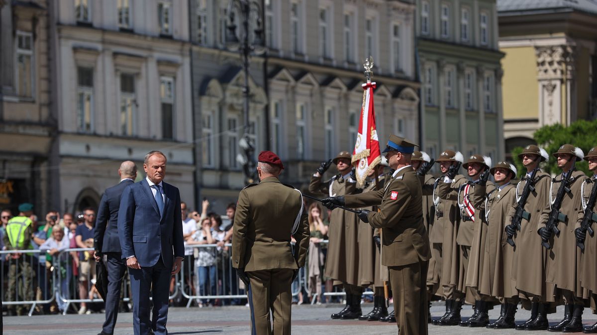Kraków, 18.05.2024. Premier Donald Tusk (2L) podczas uroczystych obchodów 80. rocznicy Bitwy o Monte Cassino, odbywających się na Rynku Głównym w Krakowie, 18 bm. (amb) PAP/Art Service