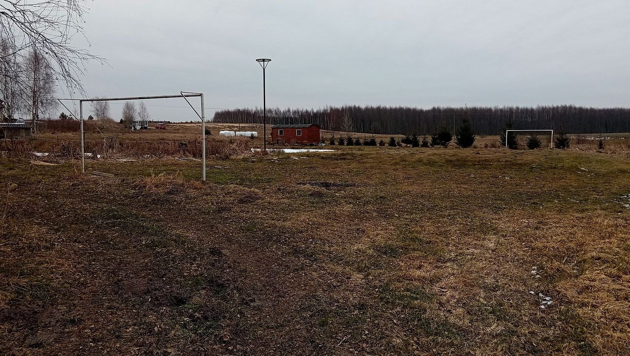 Będźmierowice. Boisko do gry w piłkę nożną. 