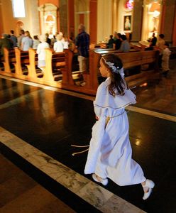 Komunie święte w cieniu koronawirusa. Parafie przekładają terminy. "Decyzja należy do rodziców"