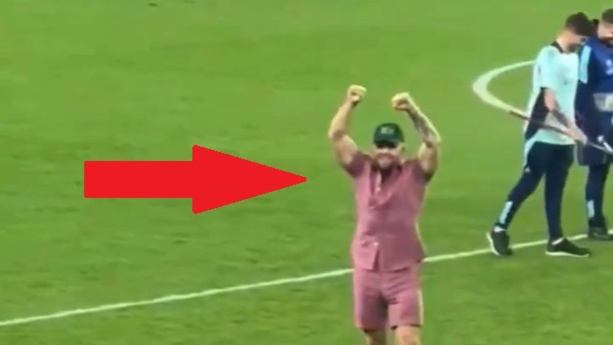 Conor McGregor na boisku na stadionie Arsenalu FC