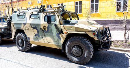 Pojazdy z USA, które udają rosyjski sprzęt. Zauważono je w Niemczech