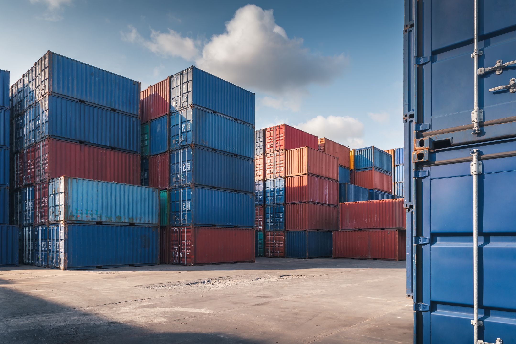 Kontenery; port; logistyka; handel